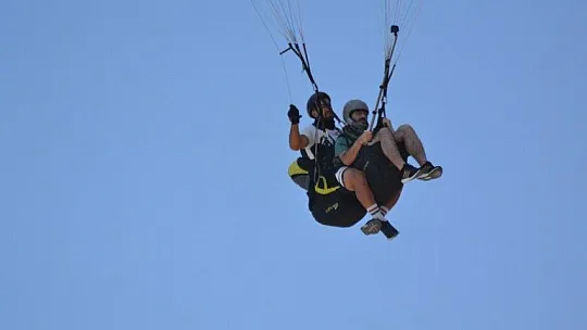 Ölüdeniz'de yerli ve yabancı turistlerden deniz keyfi