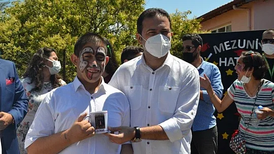 Özel öğrencilerin mezuniyet sevinci
