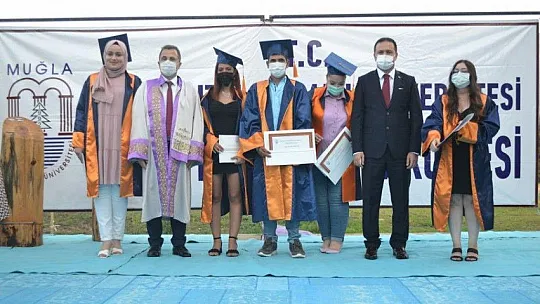 Fethiye İşletme Fakültesinde mezuniyet heyecanı