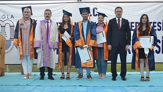 Fethiye İşletme Fakültesinde mezuniyet heyecanı