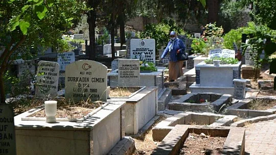 Arefe Günü mezar ziyaretleri unutulmadı