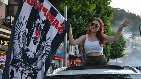 Beşiktaşlı taraftarlardan şampiyonluk konvoyu