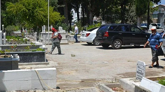 Arefe Günü mezar ziyaretleri unutulmadı