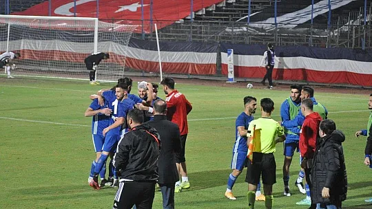 Lacivert-Beyazlılar liderliği bırakmıyor 2-1