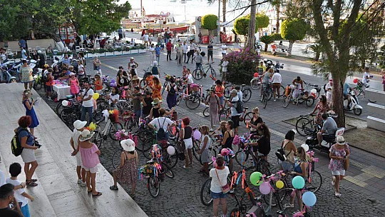 SÜSLÜ KADINLAR BİSİKLET TURUNDA KADINLAR, 10.YILDA DA PEDAL ÇEVİRDİ