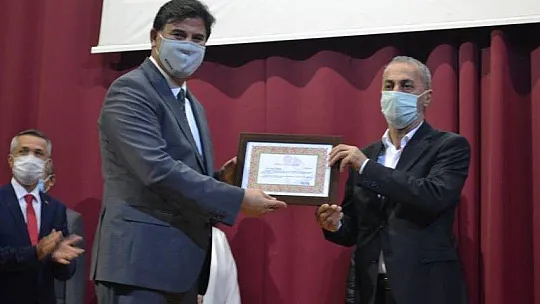 Emekli öğretmenlere Hizmet Şeref Belgeleri sunuldu