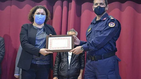 Emekli öğretmenlere Hizmet Şeref Belgeleri sunuldu