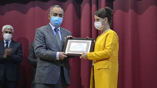 Emekli öğretmenlere Hizmet Şeref Belgeleri sunuldu