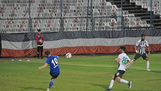 Lacivert-Beyazlılar liderliği bırakmıyor 2-1