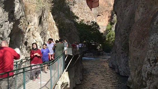 Saklıkent Kanyonuna turistler akın ediyor