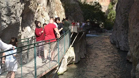Saklıkent Kanyonuna turistler akın ediyor