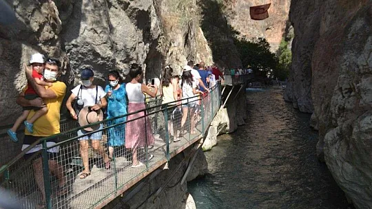 Saklıkent Kanyonuna turistler akın ediyor