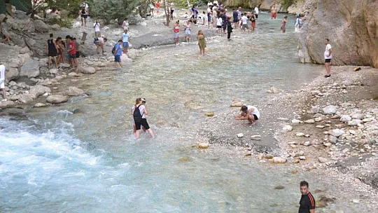 Saklıkent Kanyonuna turistler akın ediyor