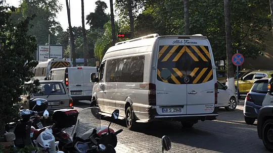Tur Araçları Trafiği Kilitledi
