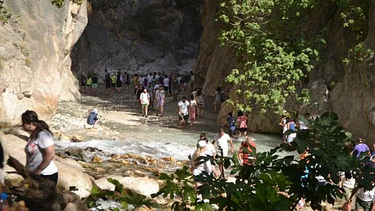 Saklıkent Kanyonuna turistler akın ediyor
