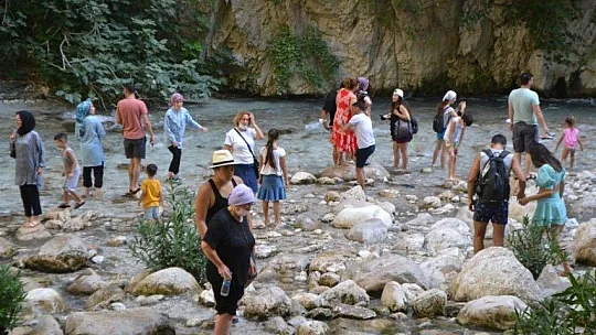 Saklıkent Kanyonuna turistler akın ediyor