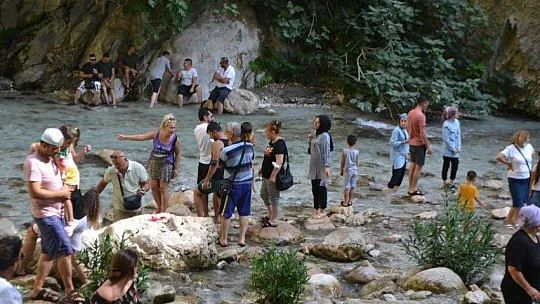 Saklıkent Kanyonuna turistler akın ediyor