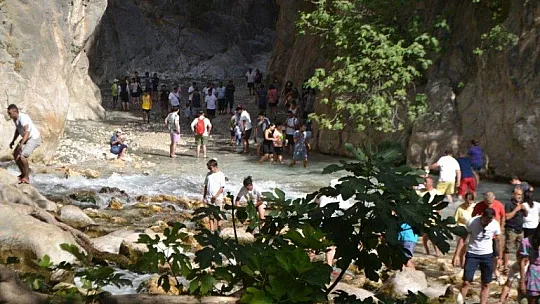 Saklıkent Kanyonuna turistler akın ediyor