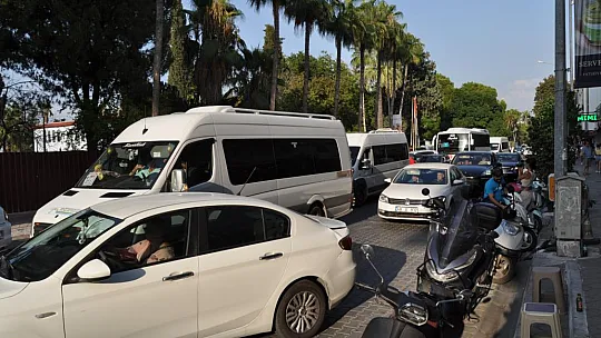 Tur Araçları Trafiği Kilitledi