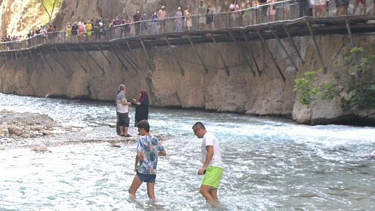 Saklıkent Kanyonuna turistler akın ediyor
