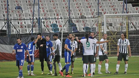 Lacivert-Beyazlılar liderliği bırakmıyor 2-1