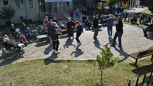 Huzurevinde müzik ziyafeti