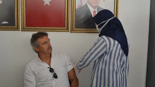 Eski Devlet Bakanı Kürşat Tüzmen vatandaşı aşıya davet etti