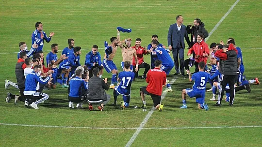 Lacivert-Beyazlılar liderliği bırakmıyor 2-1
