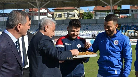 Futbolculara baklava ziyafeti