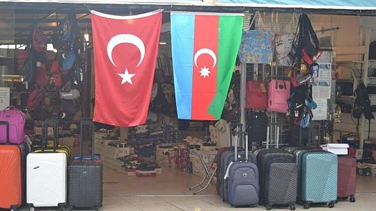 96. SOKAK TÜRK BAYRAKLARI İLE KIRMIZIYA DÖNÜŞTÜ