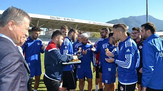 Futbolculara baklava ziyafeti