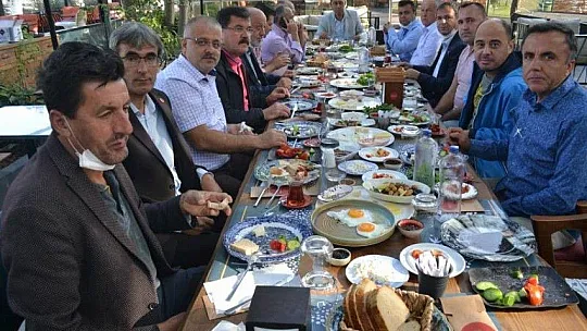 ÇOBAN MUHTARLAR İLE KAHVALTILI TOPLANTIDA BULUŞTU