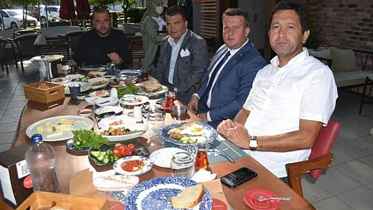 ÇOBAN MUHTARLAR İLE KAHVALTILI TOPLANTIDA BULUŞTU