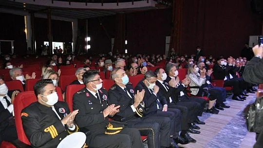 10 Kasım Atatürk'ü anma etkinliğinde duygu dolu anlar yaşandı