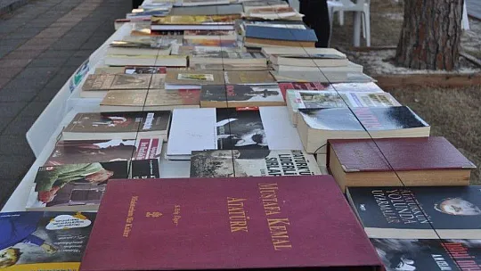 Atatürk anısına 10 Kasım kitap sergisi açıldı