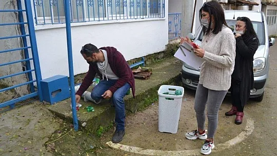 Can dostlara geri dönüşümden mama kapları