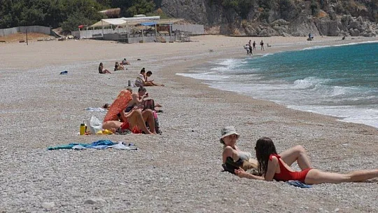 Turistler denizin tadını çıkardı