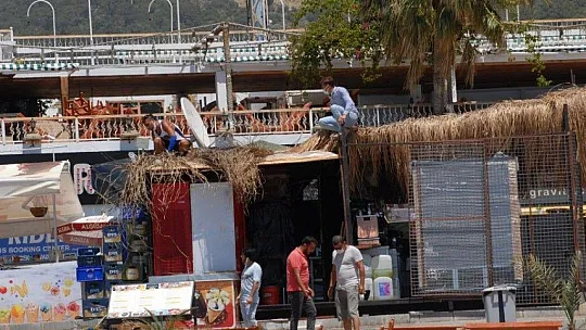 Turistler denizin tadını çıkardı