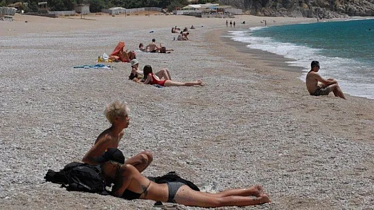 Turistler denizin tadını çıkardı