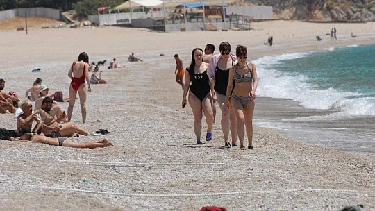 Turistler denizin tadını çıkardı