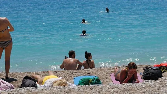 Turistler denizin tadını çıkardı