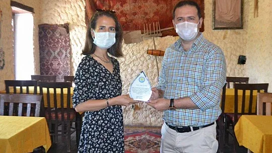 Beste yarışması birincisi öğretmen ve öğrencilere Kaymakam'dan plaket