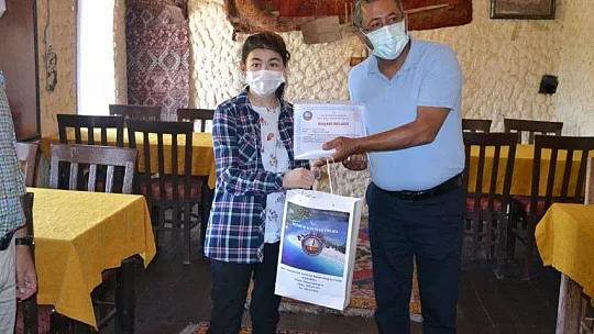 Beste yarışması birincisi öğretmen ve öğrencilere Kaymakam'dan plaket