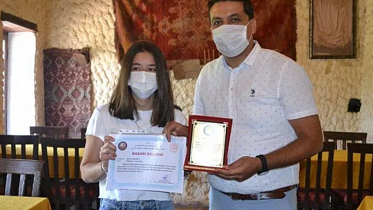 Beste yarışması birincisi öğretmen ve öğrencilere Kaymakam'dan plaket