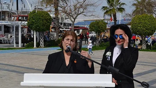 Beşkaza Meydanı'nda çelenk koyma töreni
