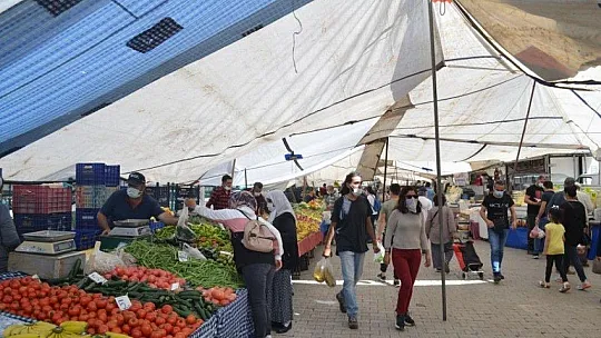 Kısıtlama öncesi semt pazarlarında yoğunluk 