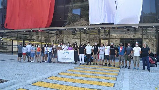 Sağlık çalışanları yamaç paraşütü etkinliğinde buluştu