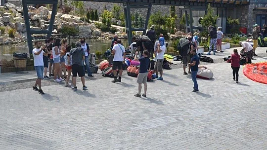 Sağlık çalışanları yamaç paraşütü etkinliğinde buluştu