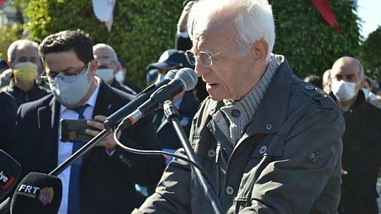 Uğur Mumcu Parkı'na yakışan anıt karanfillerle donatıldı