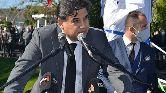 Uğur Mumcu Parkı'na yakışan anıt karanfillerle donatıldı